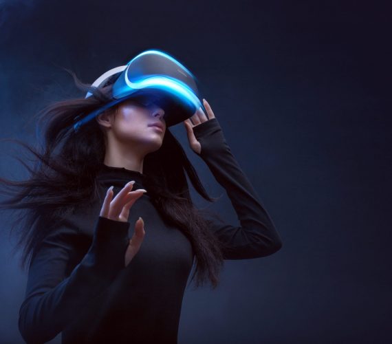 woman-with-glasses-virtual-reality